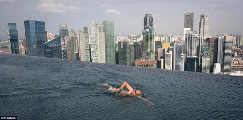Marina-Bay-Sands-Singapour-baigneur-lac-vue-hoosta-magazine