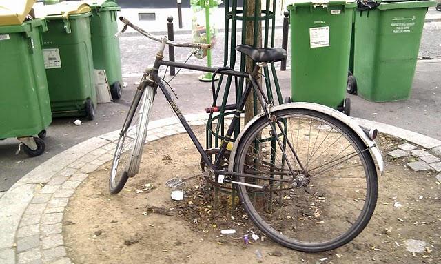 Vieux vélo des villes et vieux vélo des champs