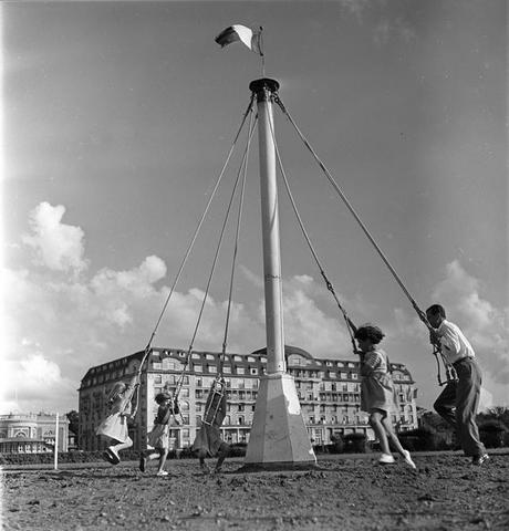 « Le Deauville de Robert Capa » : Exposition en plein air sur les Planches de Deauville [#rédacteur invité]
