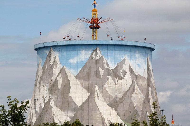 Recyclage. Ici, le nucléaire est en jeu d’enfant. A Kalkar, au Nord-Ouest de l’Allemagne, une centrale qui n’a jamais été mise en service a été reconvertie… en parc d’attractions ! Une initiative qui date de 1995 mais qui illustre bien le virage de ce pays, opéré depuis quelques années, en matière d’énergie nucléaire. Si les membres de la coalition gouvernementale se sont enfin mis d’accord le 30 mai dernier pour sortir du nucléaire d’ici 2022, les Allemands avaient déjà tourné le dos à l’atome depuis l'an 2000. 