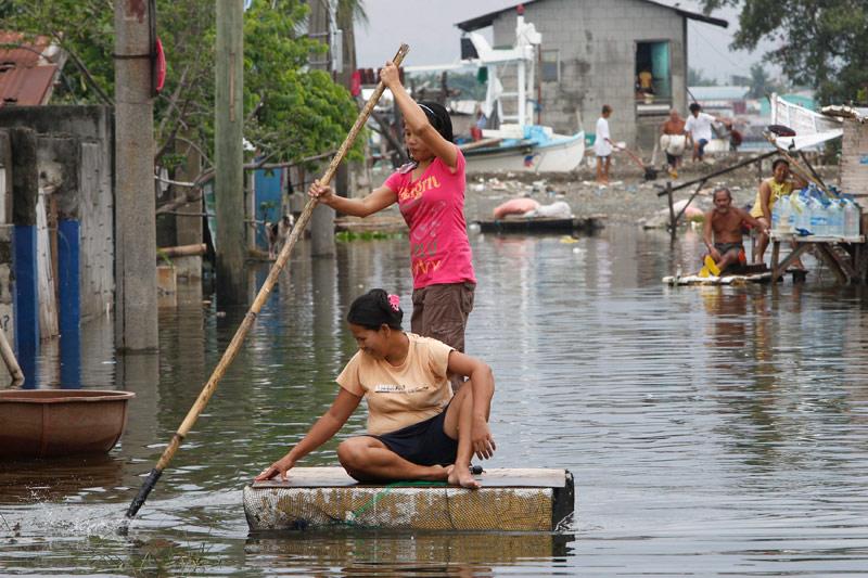 Inondée. Ces habitants philippins ont construit un radeau de fortune pour tenter, tant bien que mal, d’avancer au milieu d’une rue inondée de la ville de Manille, le 21 juin. Selon les autorités philippines, plusieurs milliers de résidents de secteurs vulnérables aux inondations ont été évacués après les pluies diluviennes qui se sont abattues ces derniers jours. Les secouristes ont été mis en état d'alerte dans toutes les autres provinces menacées. 