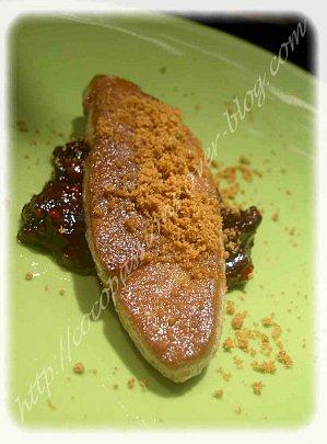 Escalope de foie gras aux spéculoos sur lit de fruits rouges