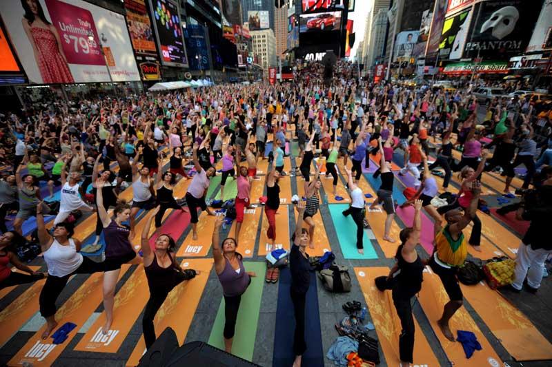 <b></div>En plein air</b>. Le solstice d'été est l'occasion pour tous de se rendre à Times Square, à New York, pour participer à un festival de yoga. Au total, ils étaient plus d’un millier d’adeptes à s’être réunis pour retrouver, l’espace d’un moment, de la tranquillité au milieu de l'énergie urbaine de l'un des centres économiques les plus frénétiques de la planète. Des cours, totalement gratuits, se sont ainsi déroulés tout au long de la journée du 21 juin. 