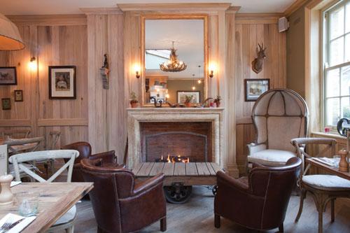 The-Grazing-Goat-First-floor-dining-room-fire-place-Royaume-uni-europe-de-l-ouest-hoosta-magazine