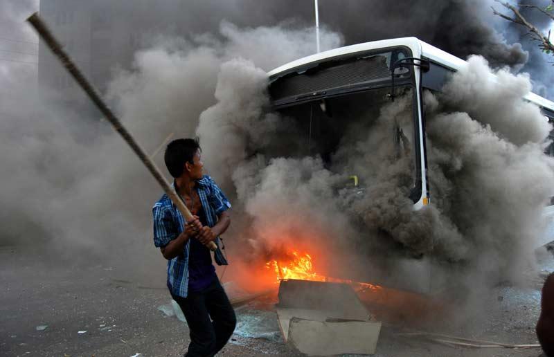 <b></div>Attaque</b>. Armé de son bâton, cet homme laisse exploser ses convictions. Comme lui, ce mercredi, dans les rues de Guwahati, dans l'Etat de l'Assam, au nord-est de l’Inde, ils étaient plusieurs centaines de manifestants à affronter les forces de l’ordre et à commettre des violences, comme ici où un bus vient d’être incendié. Et triste conséquences, trois enfants ont perdu la vie dans ces combats de rues. 