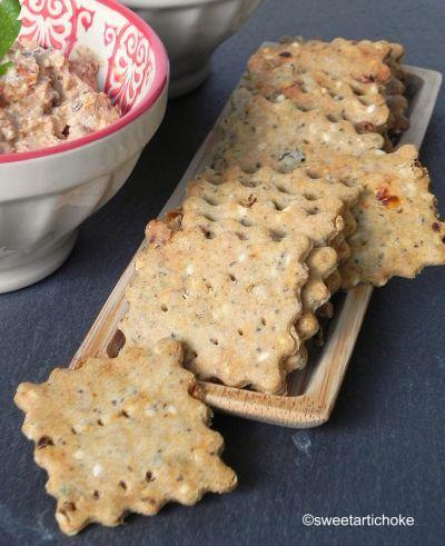 Amaranth & chia seeds crackers (gluten-free & eggless) with two dips – crackers aux graines de chia et amarante, avec deux dips