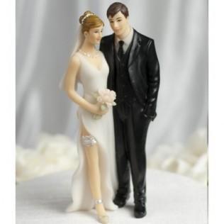 Une figurine de gateau de mariage sur une tour de gateaux