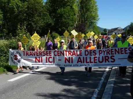 marche contre la Traversée centrale des Pyrénées de Guchan à Bourisp