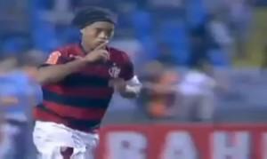 Ronaldinho marque un but venu d’ailleurs (vidéo)