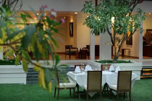 dining-at-the-courtyard-L-Alila-Sothea-hotel-asie-cambodge-hoosta-magazine-paris