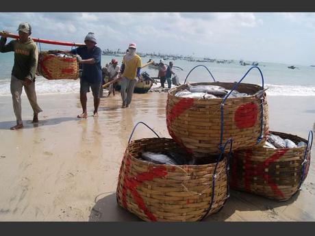 Des pêcheurs de Jimbaran à Bali, en Indonésie. Des pêcheurs de Jimbaran à Bali, en Indonésie.