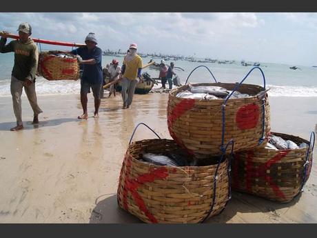 Des pêcheurs de Jimbaran à Bali, en Indonésie.