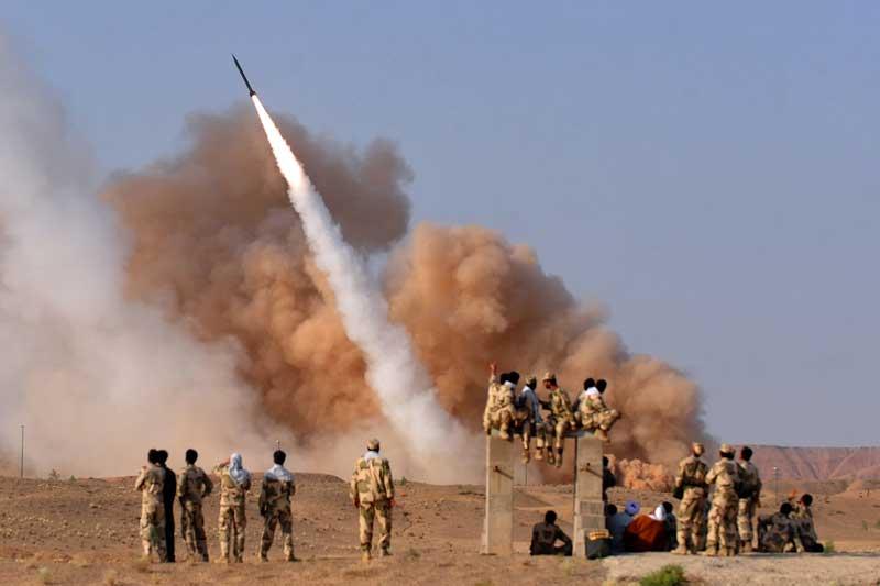 <b></div>Épreuve de force</b>. Les dix jours de «manoeuvres défensives» lancées par les Gardiens de la révolution en Iran ont bel et bien débutés. Mardi, à Téhéran, 14 missiles balistiques ont été lancés par les forces d’élite du régime, un «Ghadr» de moyenne portée (1800 à 2000 km) et 13 autres modèles de courte portée, «Zelzal» (400 km), Shahab 1 et Shahab 2 (300 à 500 km). Ces exercices de «défense» sont destinés à prouver la force du pays et à dissuader Israël et les Etats-Unis de s'en prendre militairement à la République islamique. 