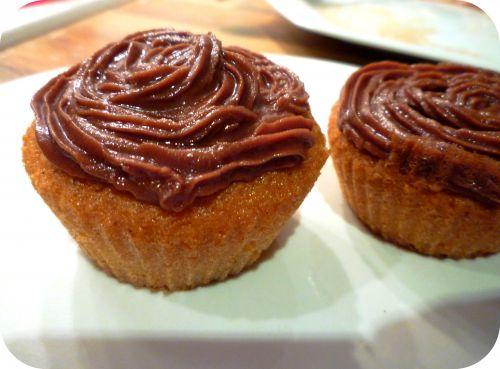 Cupcakes vanille, coeur chocolat et glacage chocolat au caramel