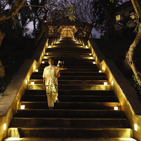 exterieur-nuit-escalier-hotel-Ubud-Hanging-Gardens-hoosta-magazine-paris