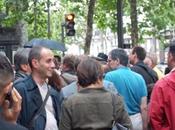 Timbrés l'orthographe juin 2011. attendant devant Théâtre Variétés