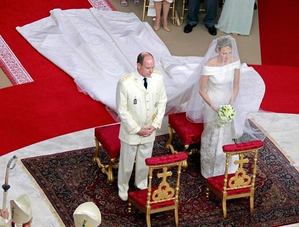 La robe de mariée de la princesse Charlène de Monaco est signée Armani Privé !