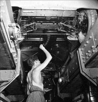 normal_Ouvrier_chaine_de_montage_4CV_Renault_1946.jpg