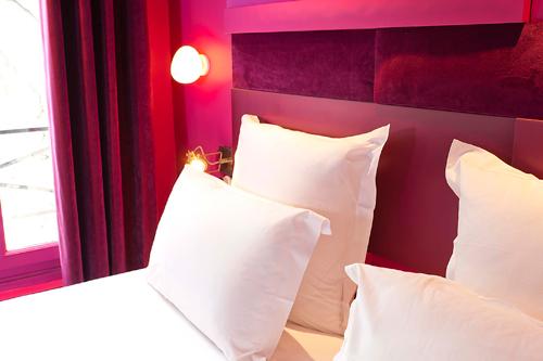 chambre-rose-3-Hotel-Valadon-Colors-paris-france-hoosta-magazine