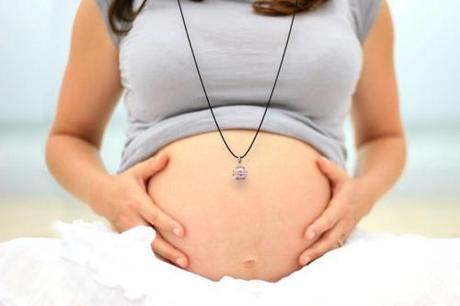 Le Bola indonésien, un bijou protecteur pour les mamans et enfants à naître Bola grossesse - Photo Titoon.fr