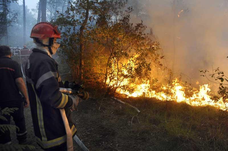 <b></div>Ravagés</b>. C'est le premier gros incendie de l'été. 330 hectares de végétation sont partis en fumée depuis samedi près de Lacanau, en Gironde, malgré l'importante mobilisation des pompiers. Le feu est stabilisé depuis lundi matin mais 120 hommes continuent à lutter contre les flammes. Outre les pompiers, 30 véhicules, un bulldozer et deux Canadairs ont procédé toute la journée «au travail de noyage en espérant que le vent ne se lève pas», a indiqué le capitaine Hervé Correia, des pompiers de la Gironde. 