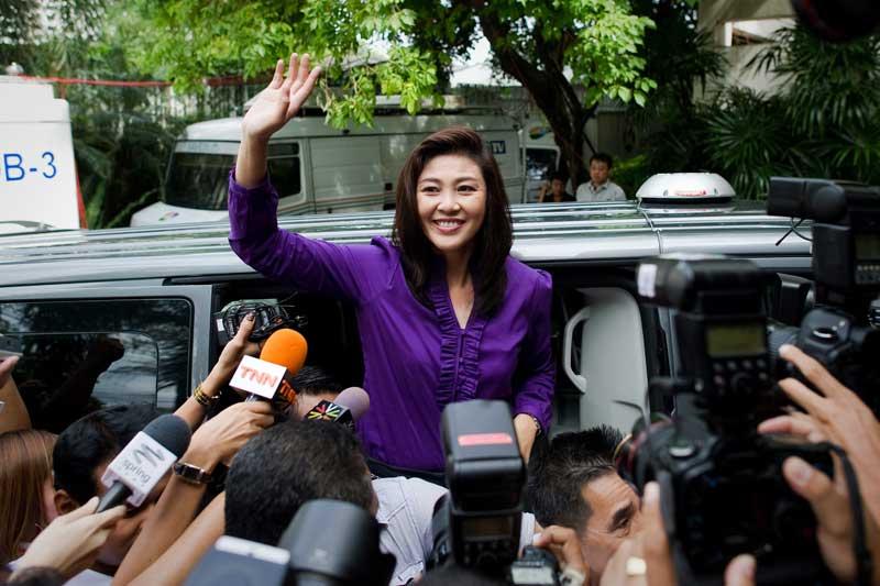 <b></div>Victoire</b>. Yingluck Shinawatra devrait devenir la première femme chef de gouvernement de l'histoire du royaume. Donnée victorieuse des élections législatives qui se sont déroulées, dimanche, en Thaïlande, la sœur de Thaksin, l'ancien Premier ministre en exil renversé en 2006 par un coup d'État, salue les médias à son arrivée au quartier général de son parti, à Bangkok. Après le dépouillement, la formation Puea Thaï obtient 265 députés sur 500, soit la majorité absolue à l'Assemblée nationale. La femme d'affaires de 44 ans n'avait pourtant aucune expérience de la scène politique, il y a moins de deux mois, lorsqu'elle s'est lancée dans l'arène.