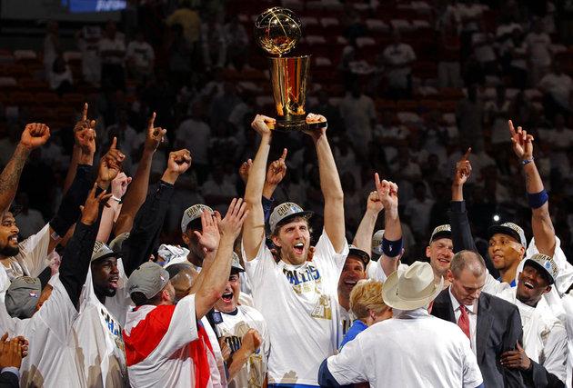 Dallas Mavericks Dirk Nowitzki des Dallas Mavericks lève le trophée de champion NBA 2010-2011