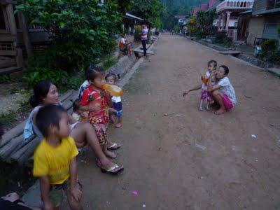 121.Socialiser au bout du monde : Nong Khiaw et Muang Ngoi