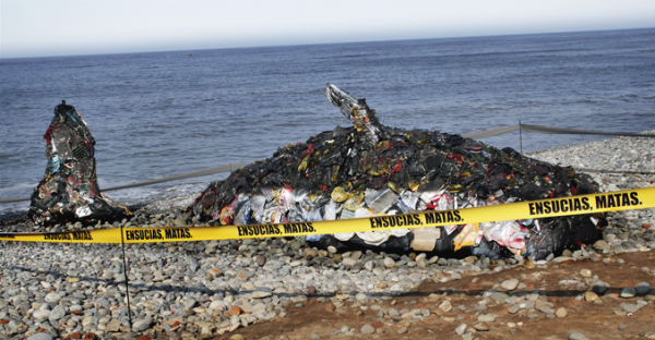 Baleine géante de déchets à Playa Redondo Crédit Photo Cafeina