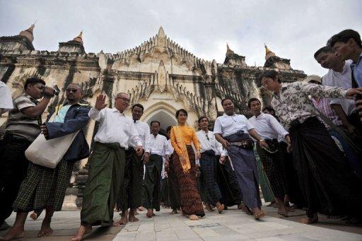 Aung San Suu Kyi sort pour la première fois de Rangoun et est acclamée par ses sympathisants à Bagan