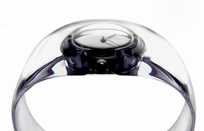 o01 O Une montre transparente signée Tokukin Yoshioka