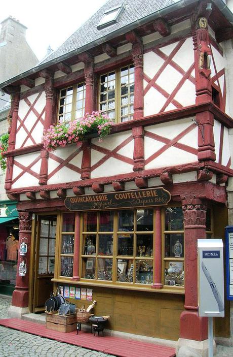 boutique de Paimpol - Photo L Gérard Excursion sur la Côte de Granite Rose, Bretagne Nord