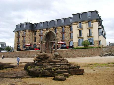 Hôtel Castel Beau Site - Ploumanac'h - Côtes d'Armor - Photo L Gérard Excursion sur la Côte de Granite Rose, Bretagne Nord