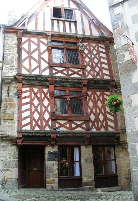 LE RIBEAULT, maison du 15è siècle, Place au Lin, Saint-Brieuc - photo L Gérard Excursion sur la Côte de Granite Rose, Bretagne Nord