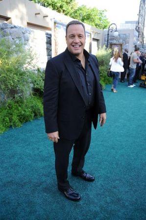 Kevin_James_Premiere_Zookeeper_Arrivals_zBjkiTcOXxCl.jpg