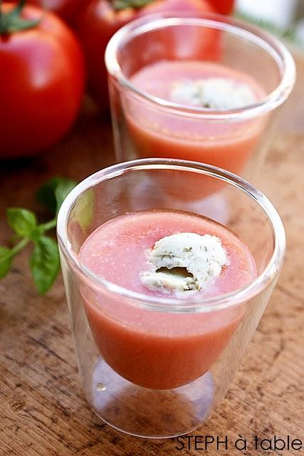 Gaspacho tomate - fraise et sa glace au pesto pour l'aperitif