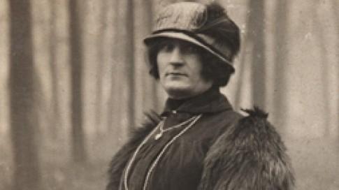 Suzanne (Paul Grappe travesti) au Bois. (c) Archives Nationales Fonds Maurice Garçon