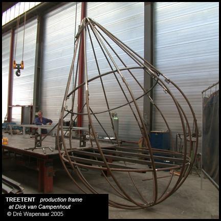 Une tente accrochée à un arbre !