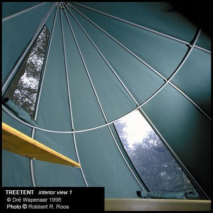 Une tente accrochée à un arbre !