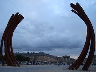 Sculpture monumentale de Bernard Venet au château de Versailles