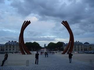 Sculpture monumentale de Bernard Venet au château de Versailles