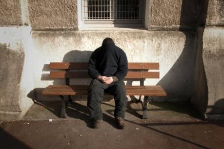 Un patient sur un banc dans la cour de l'hôpital psychiatrique Saint-Jean de Dieu à Lyon, le 17