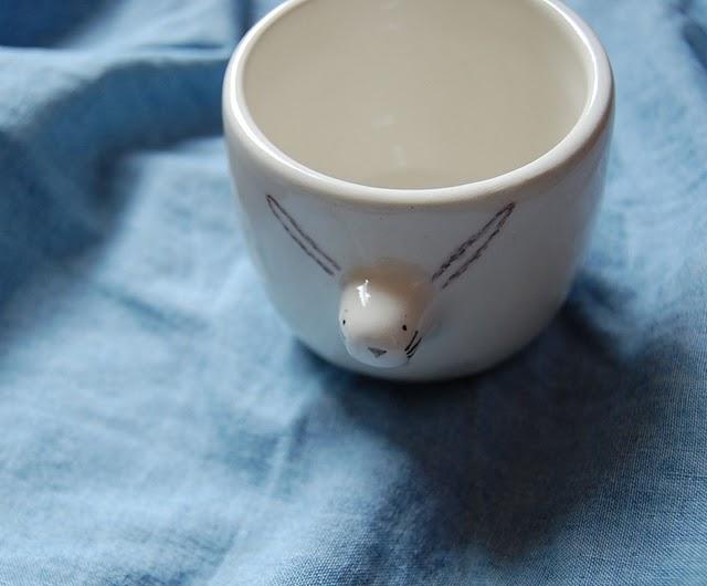 La tasse-théière et les deux lapins