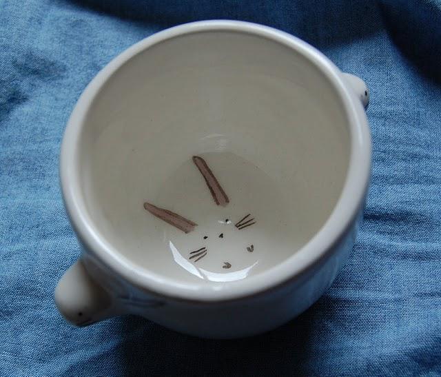 La tasse-théière et les deux lapins