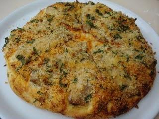 Pizza pâte épaisse aux sardines et à la chapelure (sans fromage).