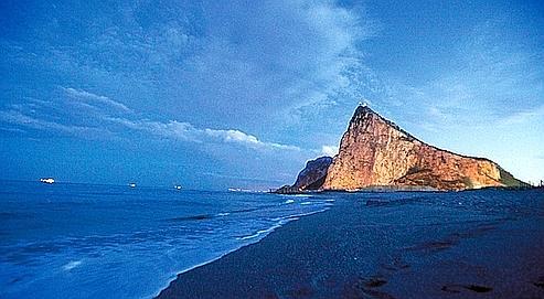 Le mont Calpé (426 mètres), l'une des deux colonnes d'Hercule pendant l'Antiquité, a été rebaptisé djebel Tariq lors de l'invasion musulmane de 711, puis déformé en Gibraltar par les Espagnols. (Noël Quidu/Le Figaro Magazine)