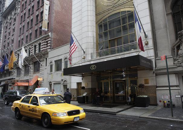 http://static.lexpress.fr/medias/1393/713370_people-pass-by-the-sofitel-hotel-after-imf-chief-dominique-strauss-kahn-was-arrested-and-charged-on-sunday-with-sexually-assaulting-a-new-york-hotel-maid.jpg