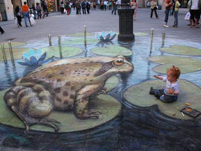 Rencontre urbaine entre une petite fille et une grenouille
