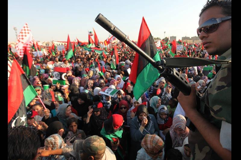 <b></div>Offensive</b>. Il n’a qu’une idée en tête : avancer de manière stratégique vers Tripoli. Comme lui, à Benghazi, des rebelles ainsi que des dizaines de milliers d’habitants se sont rassemblés, pour exprimer leur opposition au «Guide», et montrer leur soutien aux insurgés. Sur la grande place El-Kish, scandant des slogans et agitant des drapeaux, ils exigeaient le départ de Mouammar Kadhafi. Une réplique à la manifestation de milliers de pro-Kadhafi organisée par le régime vendredi dernier, sur la place Verte à Tripoli. 
