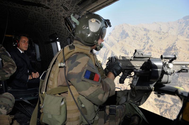 <b></div>Visite</b>. Le secret avait été bien gardé. Nicolas Sarkozy est arrivé en hélicoptère, mardi matin, à Kaboul pour une visite-surprise de quelques heures en Afghanistan, la troisième dans le pays depuis son élection, au lendemain de la mort du 64ème soldat français, victime d'un ''tir accidentel''. Le Président s'est rendu dès son arrivée à la base avancée de l'armée française à Tora, dans le district de Surobi, à l'est de Kaboul, où il a rencontré des soldats du 152ème régiment d’infanterie et a confirme le retrait de 1 000 soldats français d'ici à fin 2012. Il s’est ensuite entretenu avec le général américain David Petraeus, commandant de la force de l'Otan en Afghanistan, puis avec le président Hamid Karzaï, dont le demi-frère, Ahmed Wali Karzaï, venait d'être assassiné à Kandahar, dans le sud. 